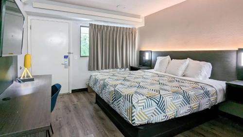 Nashua Hotel | Motel 6-Nashua, NH - South