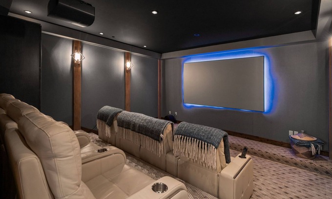 Big Sky House | Mountain Escape | Hot Tub, Firepit, Movie Theatre + More!