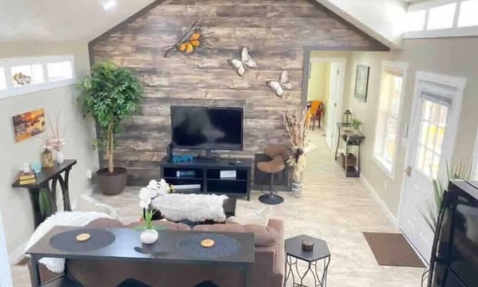 Horse Shoe House | Mountain Hideaway - HOT TUB