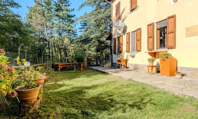 Moggiana Apartment | Mountain Hut 'Camera Nel Verde' with Mountain View, Shared Garden and Wi-Fi