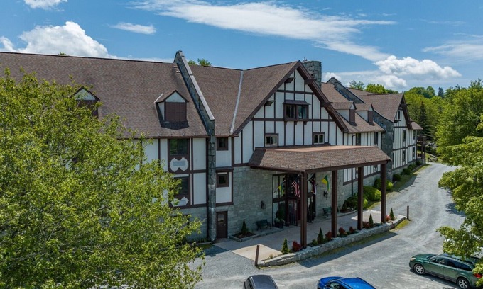 Beech Mountain Hotel | Mountain Lodge Near Fred’s | Fall Leaf-Peeping in Beech NC