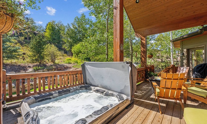 Summit Park House | Mountain Luxury: Sleeps 10, Private Hot Tub, 15 Min to Canyons, Ideal for Family Getaways!