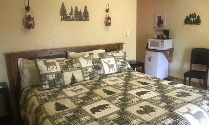 Hill City Cabin | Mountain Peaks Inn, BEAR MOUNTAIN SUITE, Downtown Hill City