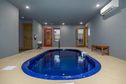 Gatlinburg Ski Chalet | Mountain Sunrise Pool Cottage by Eden Crest