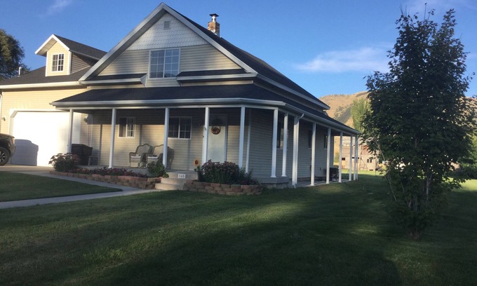 Mantua House | Mountain Valley Getaway. Cozy farmhouse near a beautiful lake in northern Utah.