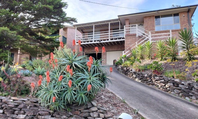 Catalina House | Mountain View Beach House Near Batemans Bay