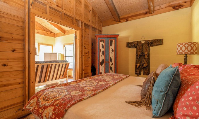 Leakey Cabin | Mountain View Cabin Near Lost Maples & Garner Parks, Utopia and the Frio River