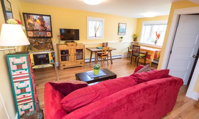 Hastings House | Mountain view; central in lovely area, 1 bedroom + sofa bed (in living area)