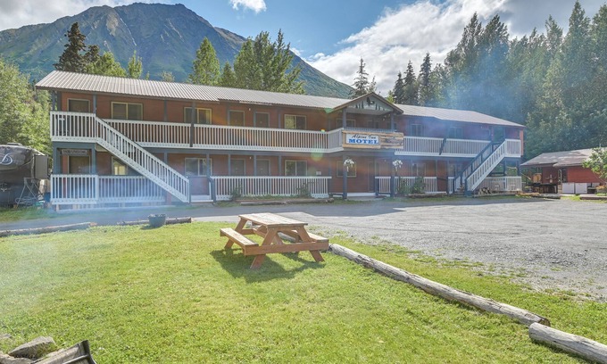Cooper Landing Apartment | Mountain-View Cooper Landing Getaway: Shared Deck