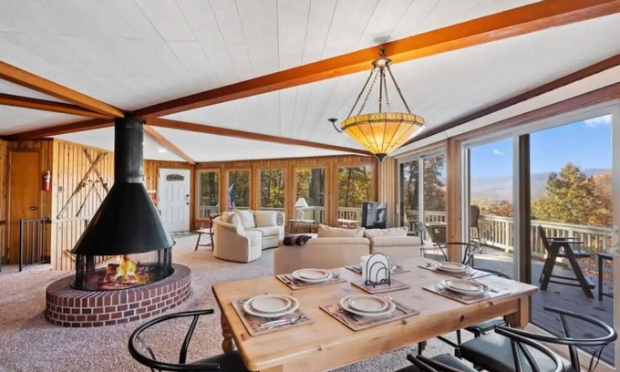 Basye Cabin | Mountain View Lodge 5 bdr near Lake Laura