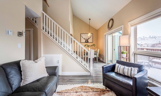 Fraser Condo | Mountain-View Riverfront Retreat, 4BR Family Getaway, Fireplace, King Bed