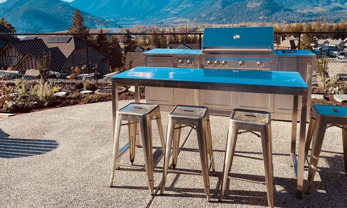 Agassiz House | Mountain View Spa Retreat