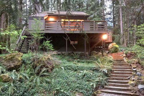 Glacier House | Mt Baker Lodging - Cabin story cabin in the woods Free wifi