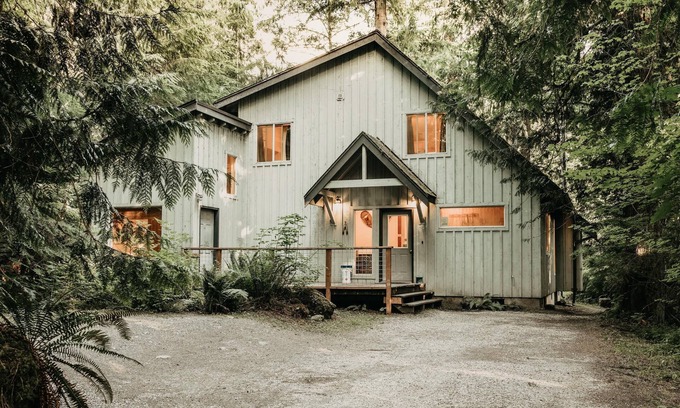 Glacier Ski Chalet | Mt Baker Rim Cabin 19 - Pet Friendly, WIFI, Hot Tub, Sleeps 10