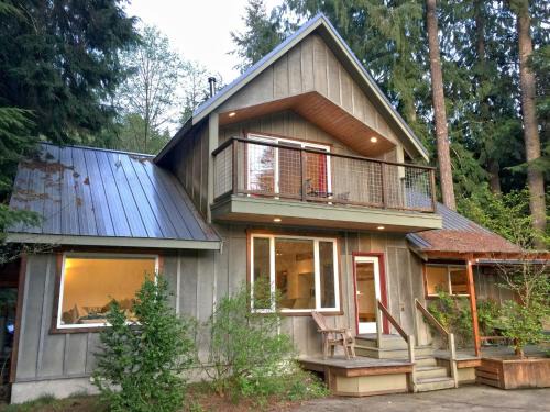 Glacier Ski Chalet | Mt Baker Rim Cabin 70 A pet friendly vacation home with a hot tub and wifi