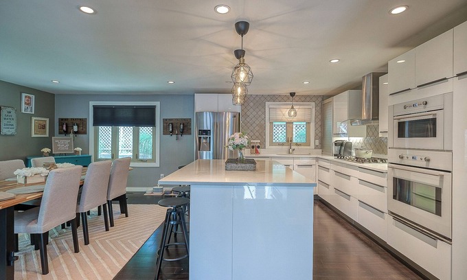 Mount Washington House | Mt Washington Oasis … minutes from stadiums w/parking & 3 full baths !