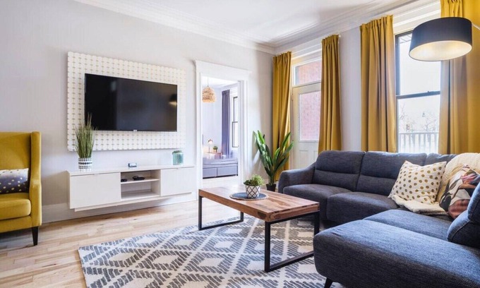 Plateau Mont Royal Apartment | MTLVR #16 | Mountain and city view, sleeps 12
