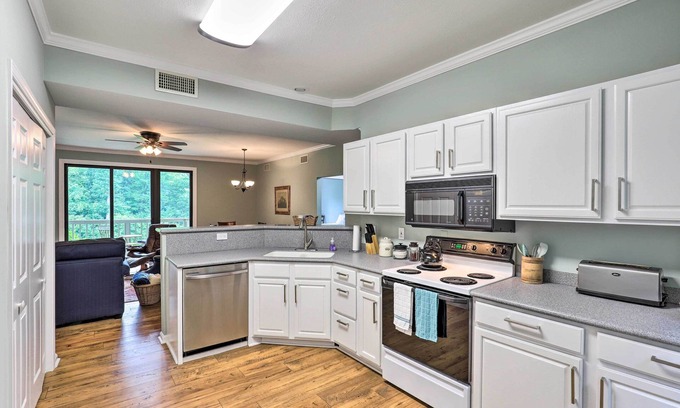 Mountain Air Apartment | Mtn Cabin w/Balcony & View in Burnsville!