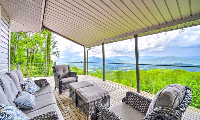 Waynesville House | Mtn Treehouse w/Fire Pit, Breathtaking Views