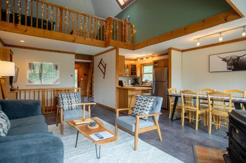 Wilmington House | MtSnow , HotTub, Pool, Air Hockey,Ping Pong, Darts
