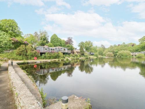 Bont Newydd House | Mulberry Cabin On The Lake