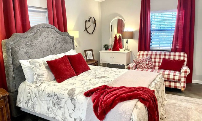 Valley View Bed & Breakfast | Muleshoe Room in Red Oak Lodge @ Towering Oaks b&b