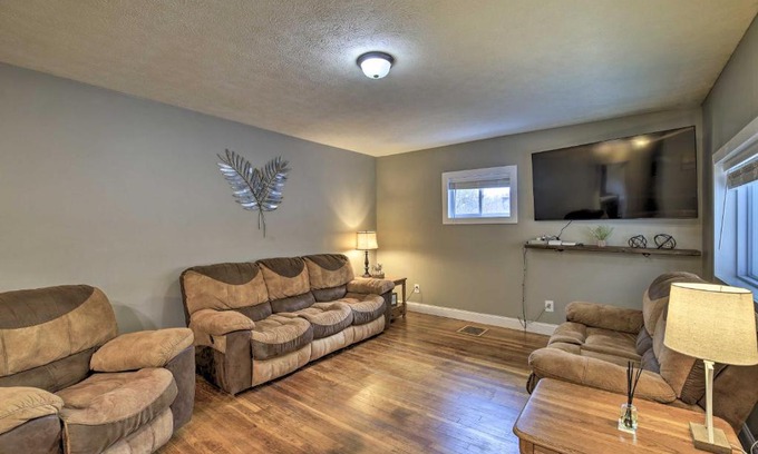 Mullens House | Mullens Cabin with Gas Grill and Mountain Views!