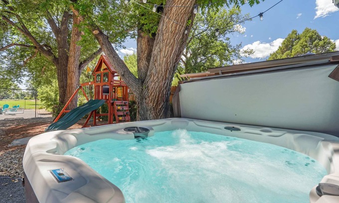 East Colorado Springs House | Mulligan Magic! Putting Green & Hot Tub & Fire Pit