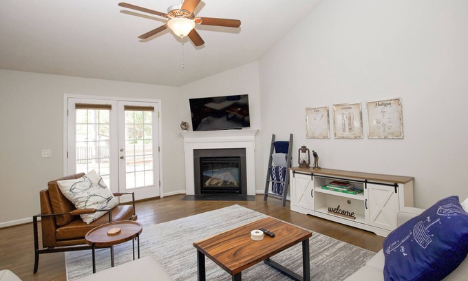 Pinehurst House | Mulligan Manor🏌️♂️-Pinehurst Home With Movie Room,Pool Table, Deck,and More