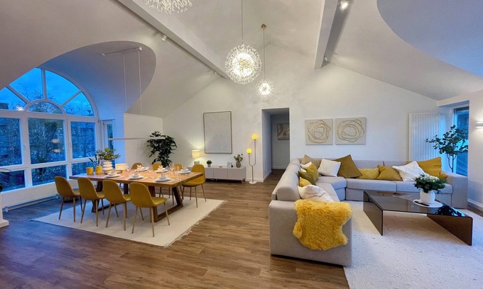 Alt-Moosach Apartment | Munich penthouse with roof terrace, kitchen and parking space in the Moosach district