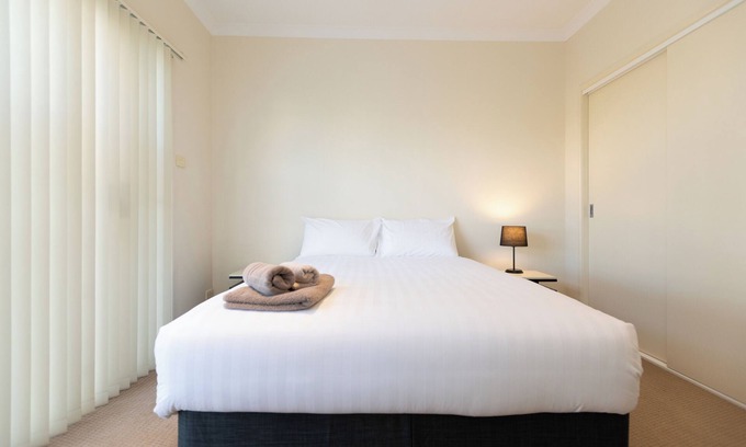 Muswellbrook Villa | Muswellbrook Villa 1 - Spacious, Comfy, Full Amenities - Shared Garden and Pool