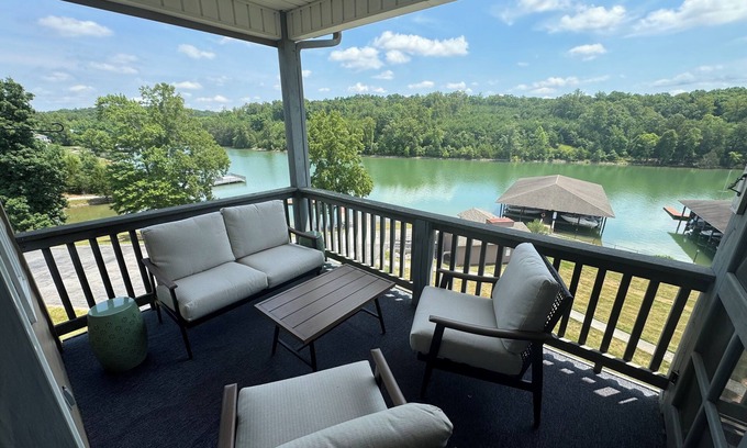 Smith Mountain Lake Apartment | MV37 Corner Waterfront Mariners: 2 Bedroom