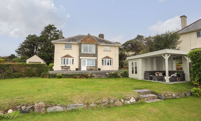 Criccieth Cottage | NANT Y WYDDAN, family friendly, with open fire in Criccieth