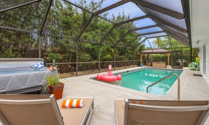 Central Naples House | Naples 3 BDRM/Resort Style/Htd Pool/Hot Tub/BBQ