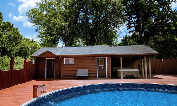 Nashville House | Nashville Guesthouse Oasis with Pool, HotTub & Nature Retreat – 15 Mins to DWTN