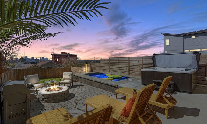 Talbot's Corner House | Nashville Mega House ★ Sleeps up to 20 ★ Pool & Hot Tub ★ Close to Broadway/DT