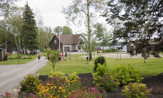 Larouche House | Nature On The Edge Of Lac Kenogami Room