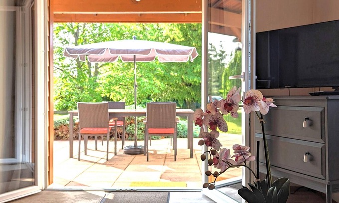 Pesmes Cottage | Nature retreat chalet with terrace, air conditioning, private parking
