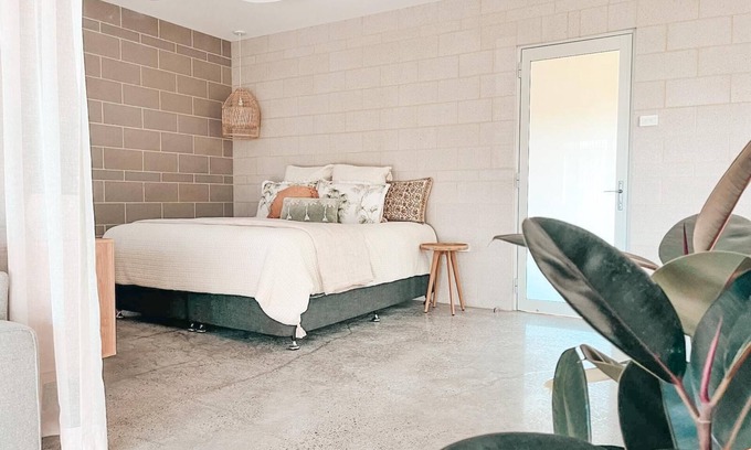 Lake Conjola House | nCouples Escape, Steps to Lake