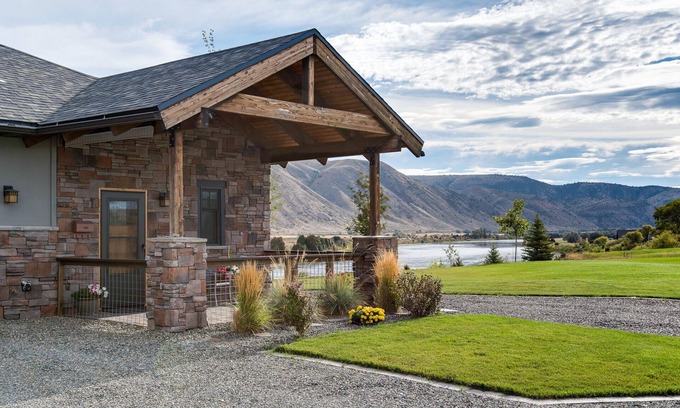 Broadwater County House | Near Bozeman~Modern Rustic Retreat~Private Guest House~On the Missouri River