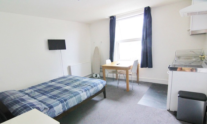 South Norwood Apartment | Near Croydon, Central London 20 minutes. New studio flat in period house.
