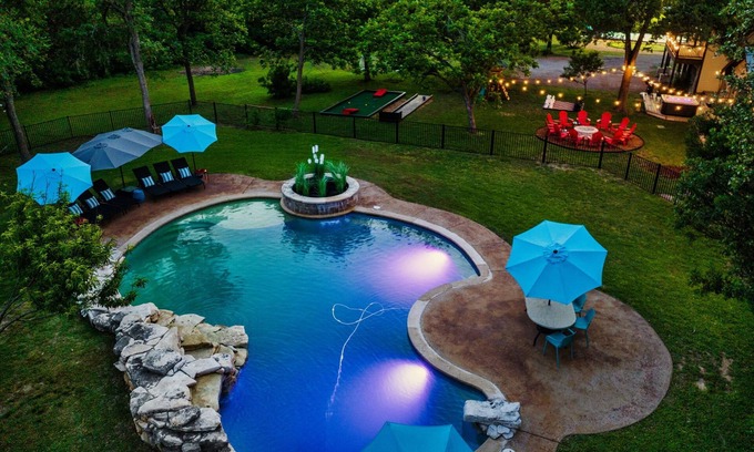 Stoneridge Place House | Near Downtown~Pool on 2 Acres~Pickleball~Sleeps 22