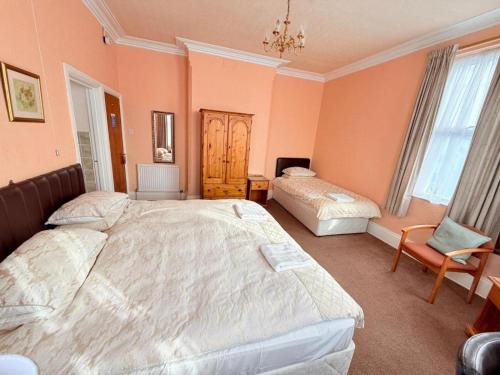 Beeston Hotel | Near Hylands hotel family room for 3