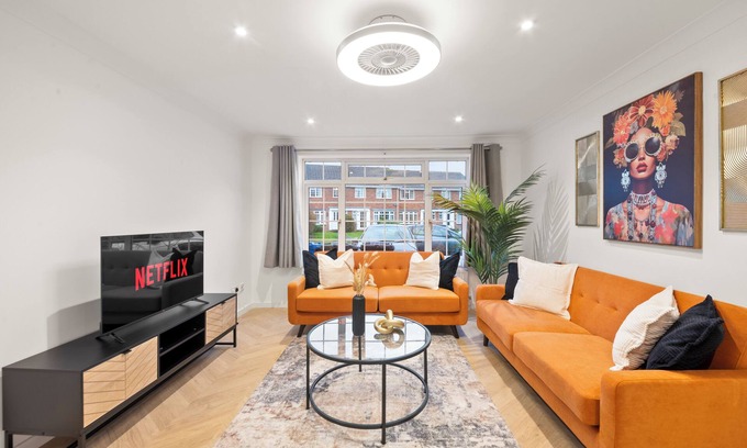 Bray on Thames Apartment | Near Town Centre, Big Patio, Free Parking Sleeps 8