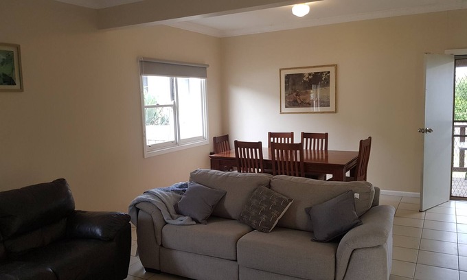 East Geelong House | Neat, tidy & comfortable 2 bedroom house centrally located & pet friendly