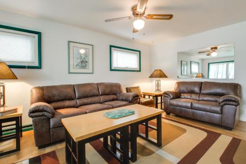 Neenah House | Neenah Home with Deck Near Lake Winnebago
