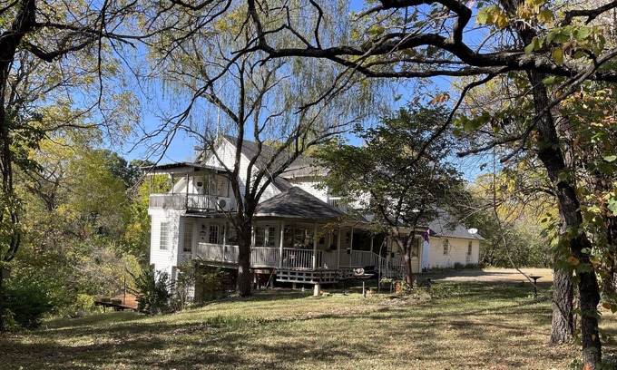 Lecompton House | Nestled in a wooded 40-acre lot 25 min to State Capitol and KU and12 min to I 70