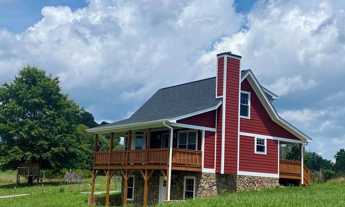 Candler House | New 2 BR house with panoramic views, 15 mins to DT AVL.