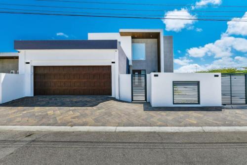 Bubali House | NEW 3BR 2BA Modern Oasis 3-min to Eagle Beach