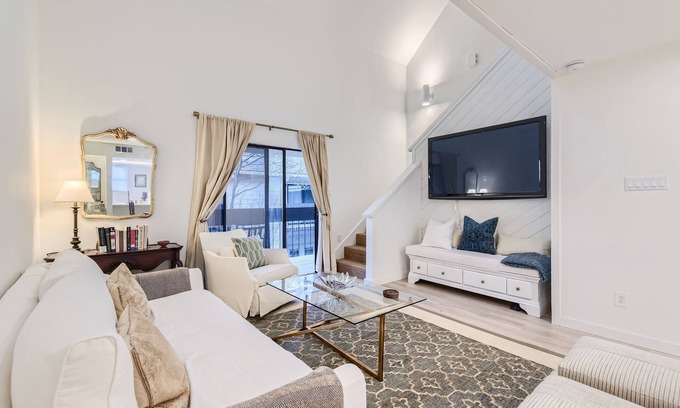 Westfield House | New! 5 mins to Dt | 30 day Rental | Tarrytown!